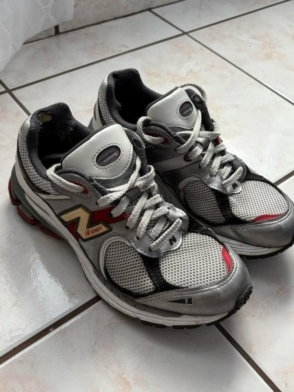 new balance 2002r silver trainers